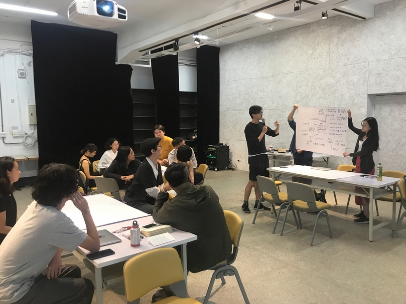 顧廣毅的作品《延遲青春》所延伸出的「世界建構工作坊」，參與者正發表其小組討論結果。（顧廣毅提供）