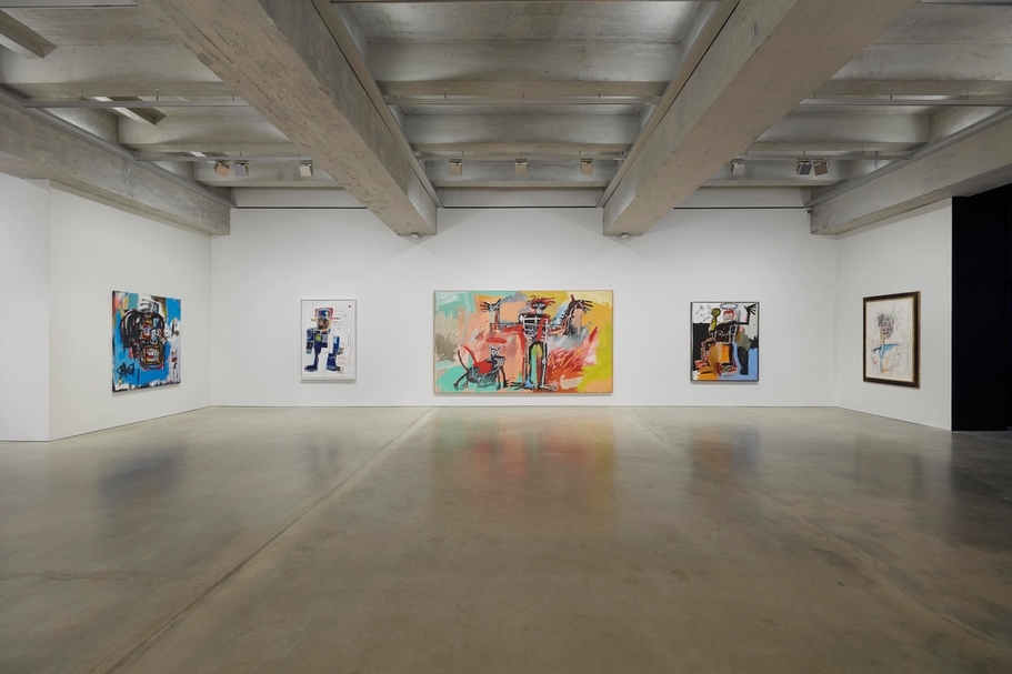 2019年布蘭特基金會（Brant Foundation）舉辦的「巴斯奇亞」個展展覽現場，作品《Boy and Dog in a Johnnypump》也曾展呈於此展覽中。（©Brant Foundation）