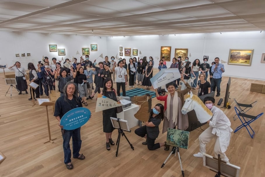 高雄市立美術館李玉玲館長、藝術家洪根深先生、詹浮雲之女詹淑卿女士，與高美館全體館員合影祝賀美術館開館26週年生日快樂。（高美館提供）