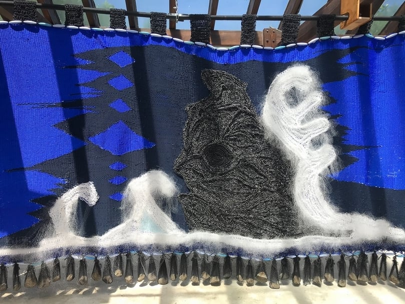 安聖惠的《被遺忘的消失》,為藝術家擅長的複合媒材結合原住民的編織技法。(攝影/陳飛豪)