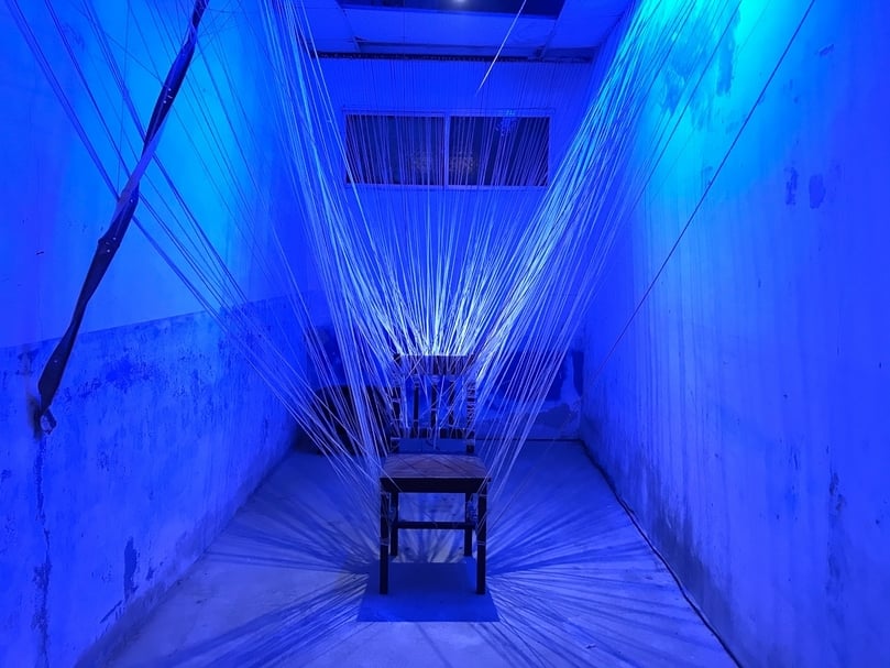 李建賢、唐敬雅、廖欣穎、蔡宗育與王遠博合作的《ㄉㄧㄥ.Watch》沈浸式劇場中的《家書》。(攝影/陳飛豪)