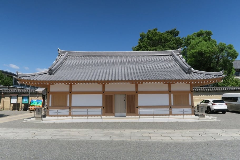 2019年在日本京都東寺落成的公共廁所，是按照傳統建築工法所建成。（本刊資料室）