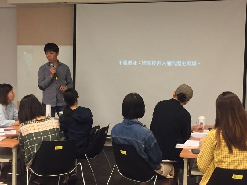 工作坊進行約3個月的時間，第一個月內容聚焦在臺灣威權歷史、不義遺址、受難者生命故事，從歷史、空間、人物切入，為創作者建立人權議題基本觀念。（沃時文化提供）