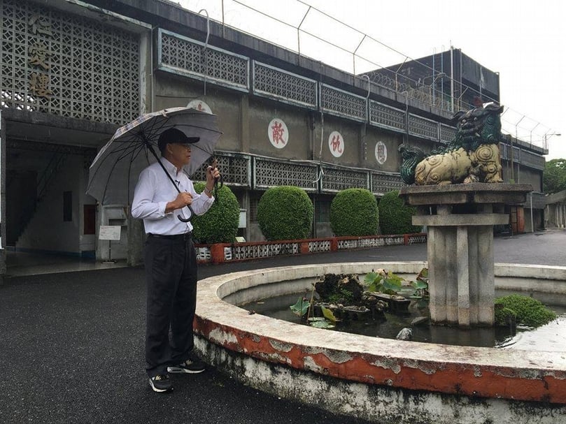 工作團隊與參與的創作者一同遊覽不義遺址，一同聆聽受難者的口述歷史，思考怎麼藉由一個人物的經驗，轉化為故事的敘事。（沃時文化提供）