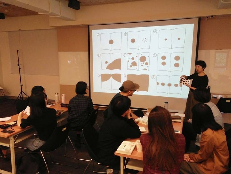 工作坊邀請圖文繪本工作者，為參與的創作者解說繪本的圖文關係。（沃時文化提供）