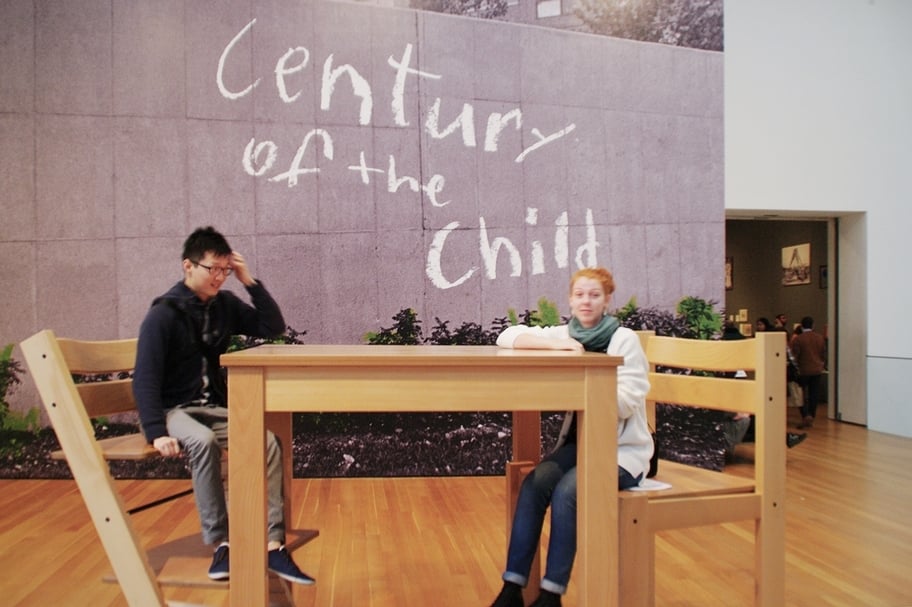 "Century of the Child: Growing by Design", 1900–2000。展場門口的暖身作品。（© MoMA）