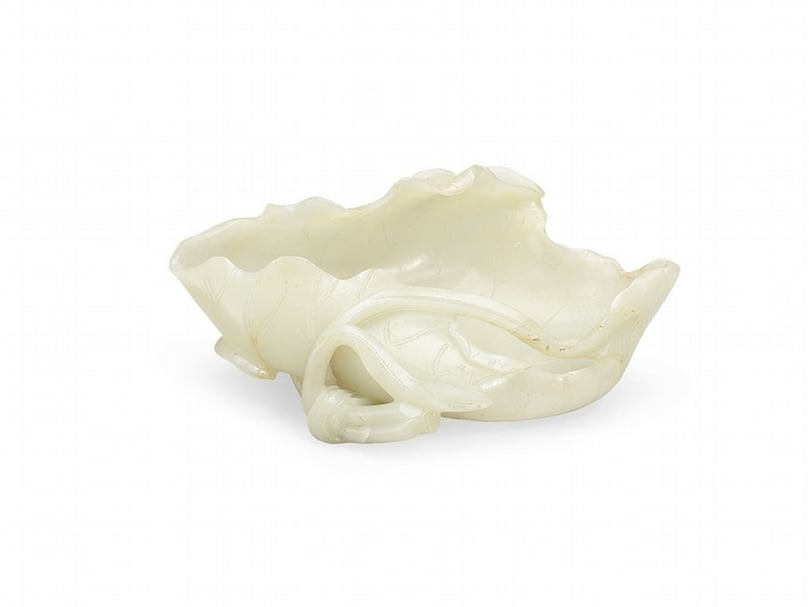 清中期《白玉荷葉式水洗》，長：24 cm ，來源：紐約佳士得,1999 年 9 月 16 日,編號 185、香港羅芙奧,2014 年 5 月 25 日,編號 8087，預估價：300萬元至460萬元新臺幣。（羅芙奧提供）