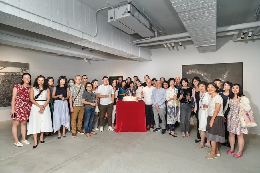 安卓藝術10週年展，與會來賓共襄盛舉，算是臺灣疫情解封後，率先開始的藝術展覽開幕活動之一。（安卓藝術提供）