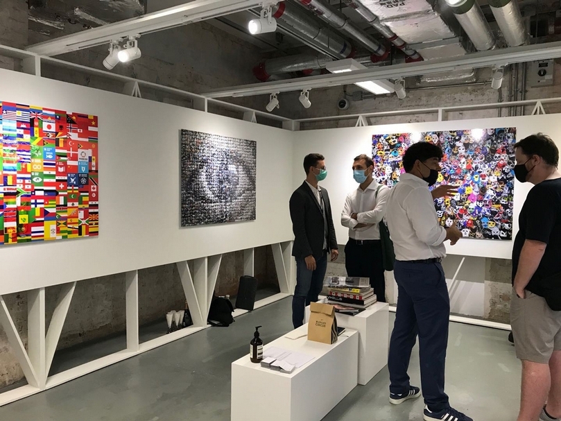 香港「UNSCHEDULED」藝博會Over The Influence展位中呈現藝術家劉勃麟作品。（謝盈盈提供）