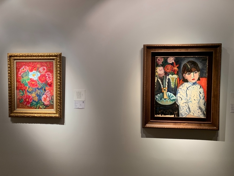 2020香港蘇富比春季拍賣台北預展現場，梅原龍三郎《牡丹》（左）與關紫蘭《少女》（右）。（本刊資料室）