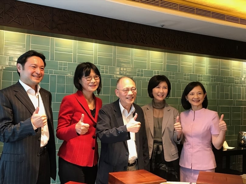 故宮首度數位人文圓桌論壇,左起為:夏普常務董事王建二、典藏雜誌社社長簡秀枝、故宮博物院院長吳密察、台達電副董事長郭珊珊、行政院科技會報辦公室主任張文櫻。(攝影/藍玉琦)