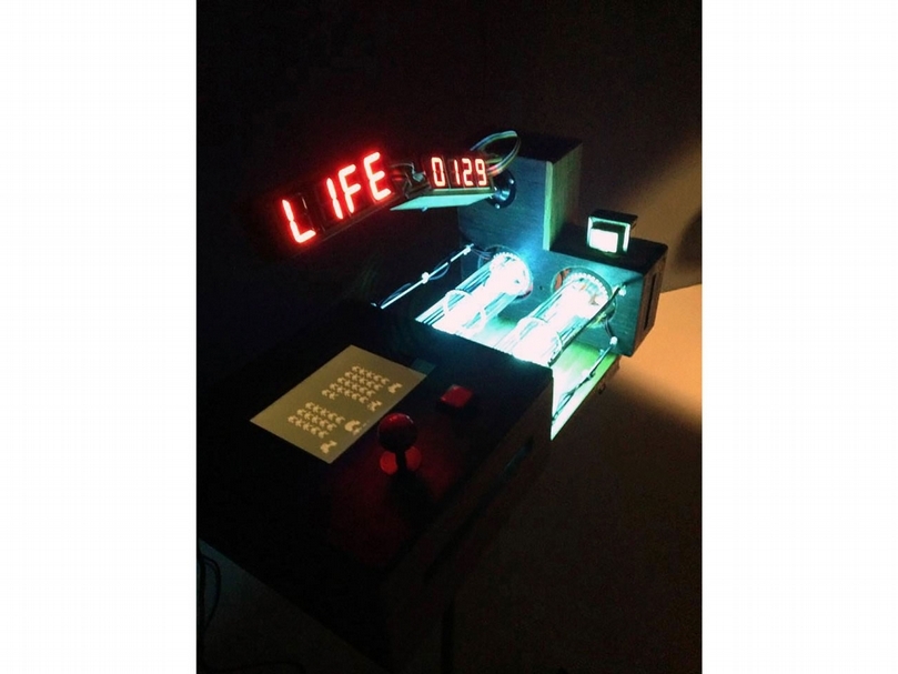 鄭先喻《Afterlife ver.2.0 ⽣命的來來去去》，回收電器、控制晶片、顯⽰器、七段顯⽰器、燈管、⽊頭、軟體與感測器，63x34x42 cm，2013。（藝術家提供）