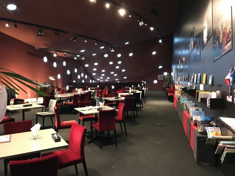日本有不少可以用餐的繪本空間，但像這樣寬廣的卻不常見，裡面還有一個鋼琴演奏區。
