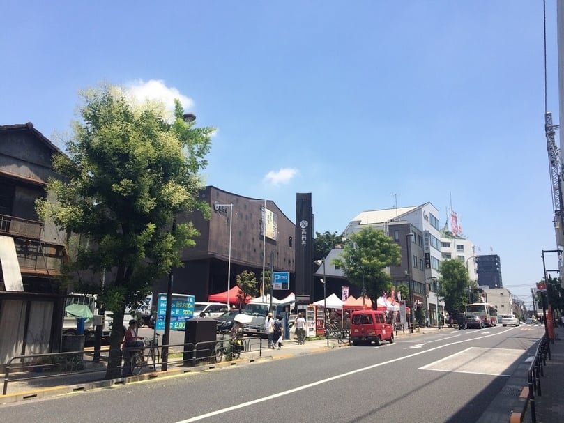 地下三層是劇場及練習室， 二樓的咖啡廳Cafe Henri Fabre，就是本次的主角。