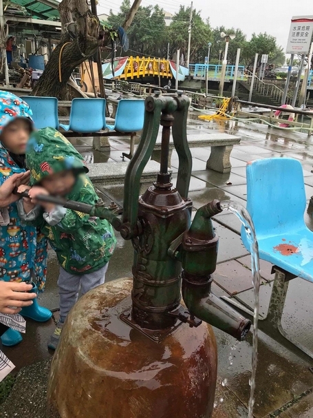 舊時代的打水器幫浦（圖片來源：小種子親子共學）