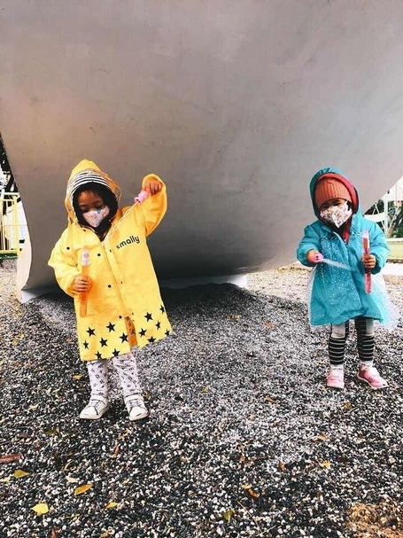 躲到大大的溜滑梯下方吧！（圖片來源：小種子親子共學）