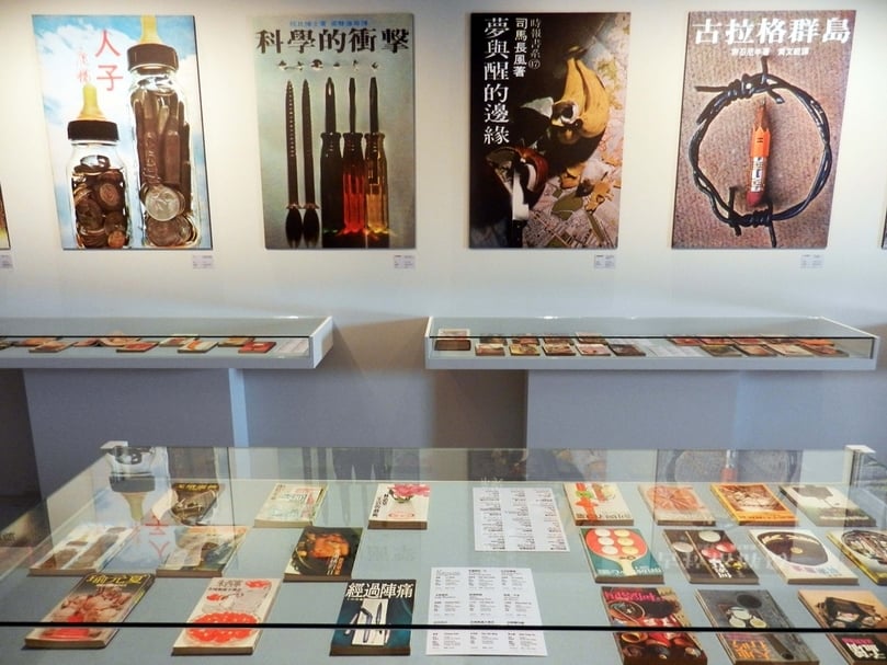 2020年北美館「未完成．黃華成」展出70年代黃華成擔綱設計的書籍封面共300多本。（攝影／李志銘）