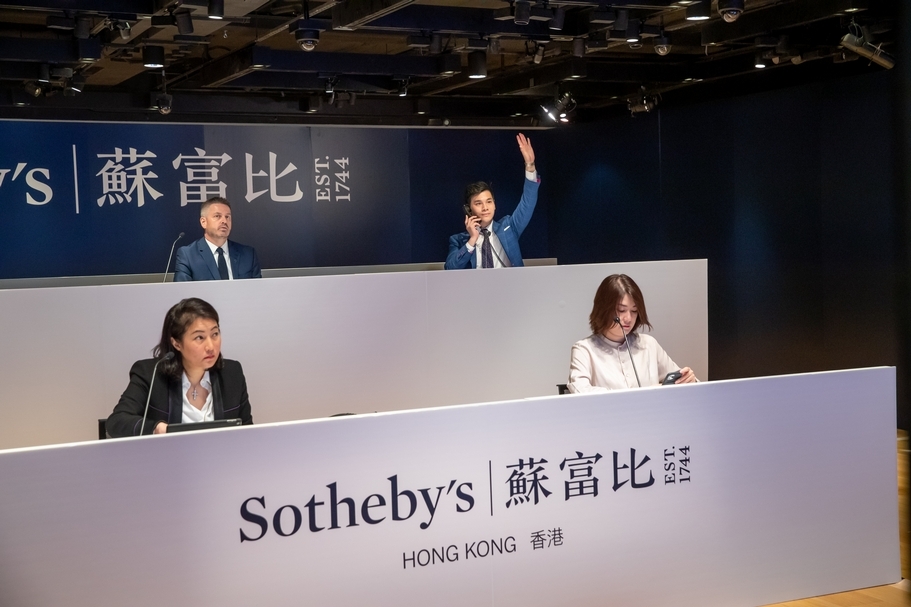 紐約蘇富比直播拍賣，香港蘇富比現場的專家們。（蘇富比提供）