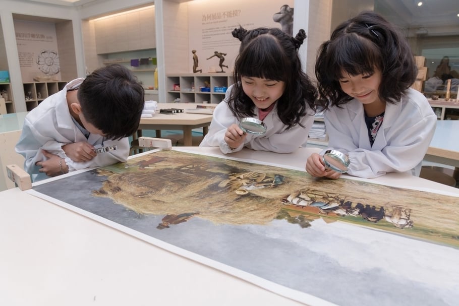 「小小實習生」體驗營以繪畫與雕塑為主題，帶領孩子體驗博物館幕後工作。