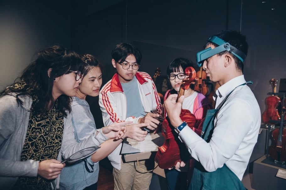 「實境遊戲夜宿限定場」特別增設真人互動關卡，玩家將在展廳遇見提琴顧問。