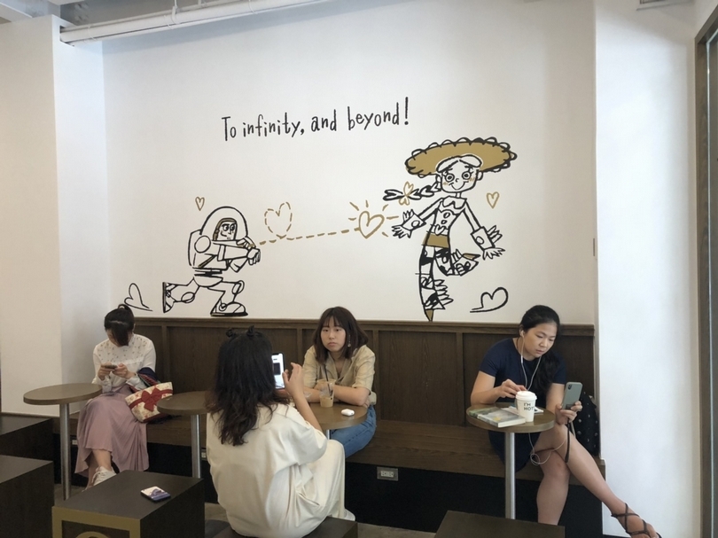 一樓座位區,牆上畫有可愛的插圖,坐在這邊喝咖啡讓你心滿意足!