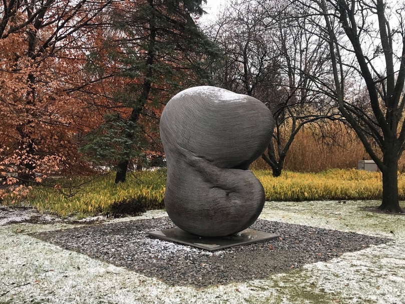 康木祥「Rebirth」系列作品《傷腦鯨》也正在紐澤西雕塑公園內展出中。（康木祥工作室提供）
