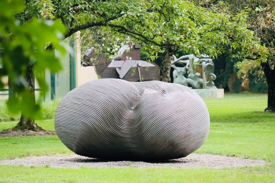 康木祥《安靜》於美國新澤西大地雕塑公園。（康木祥工作室提供）