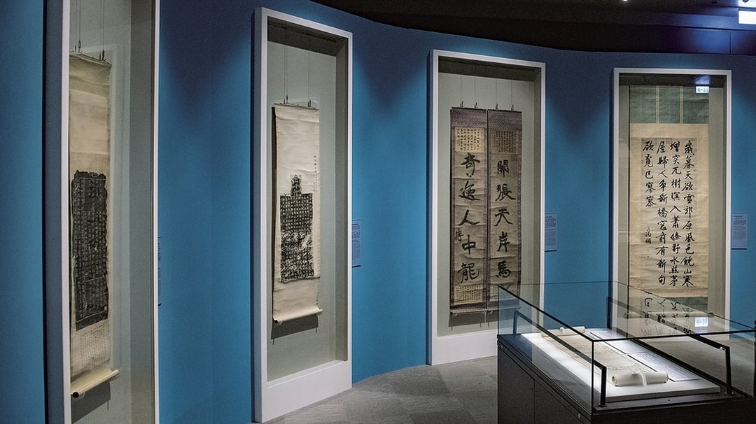展場空間採用石青（書法）、石綠（繪畫）色調，耳目一新。（國立故宮博物院南院處提供）