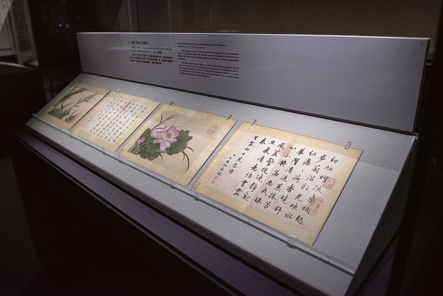 展櫃角度經特殊設計，能輕鬆觀賞書畫。（國立故宮博物院南院處提供）