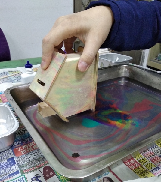染在木製小屋上