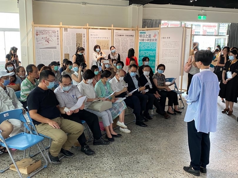 故宮院長吳密察朗讀慈芳夥伴所寫的新詩,圖右立者為張紋瑄。(本刊資料室)