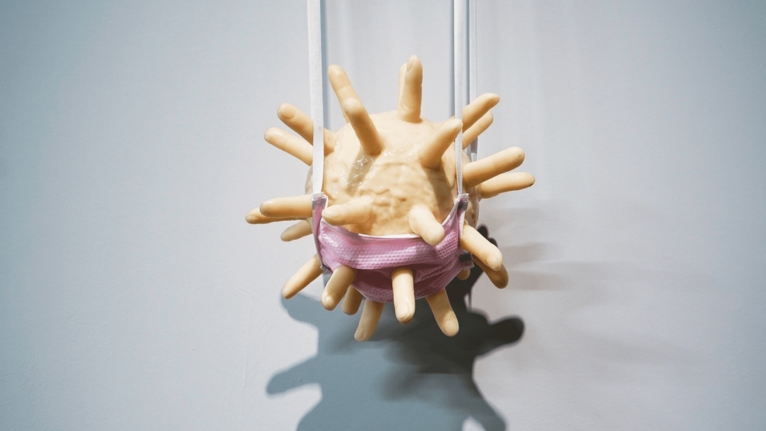 陳呈毓，《點擊病毒》，矽氧樹酯，尺寸依場定而定，2019。（臺北數位藝術中心提供）