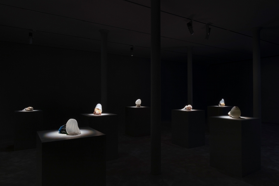 如一再出現喚起生殖力的透明蛋形雕塑，「蛋」作為瑞秋．羅絲展覽母題，探索一生中身體和狀態的改變。（攝影／Andrea Rossetti，© Andrea Rossetti / Lafayette Anticipations, Paris）