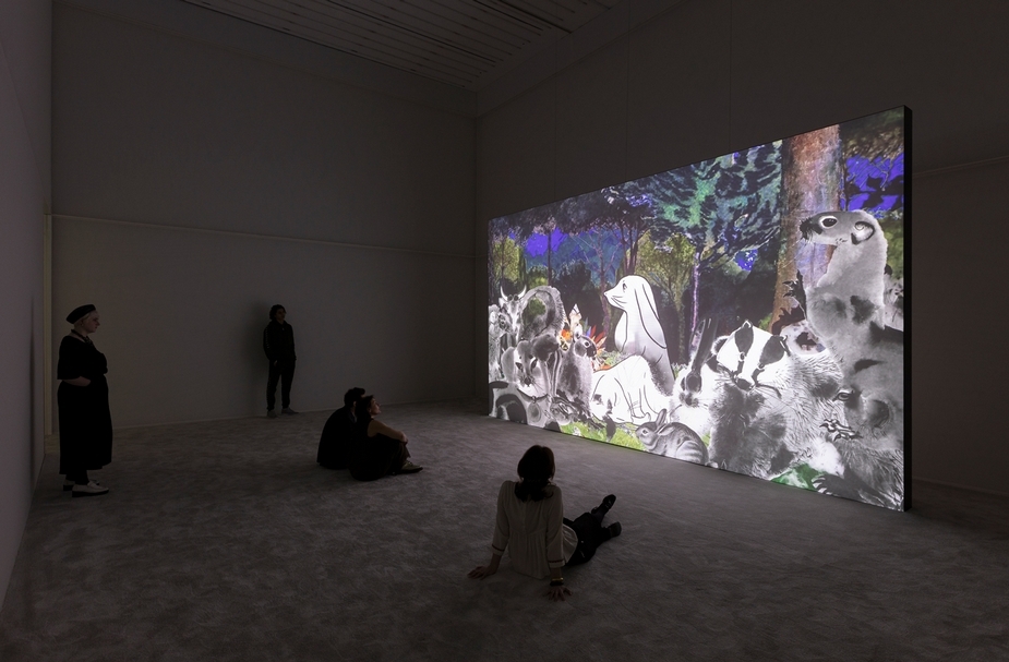 為2017年威尼斯雙年展（La Biennale di Venezia）創作的錄像作品《湖谷》，自8月16日前也正於卡內基美術館線上展出，詳見上文連結。（攝影／Andrea Rossetti，© Andrea Rossetti / Lafayette Anticipations, Paris）