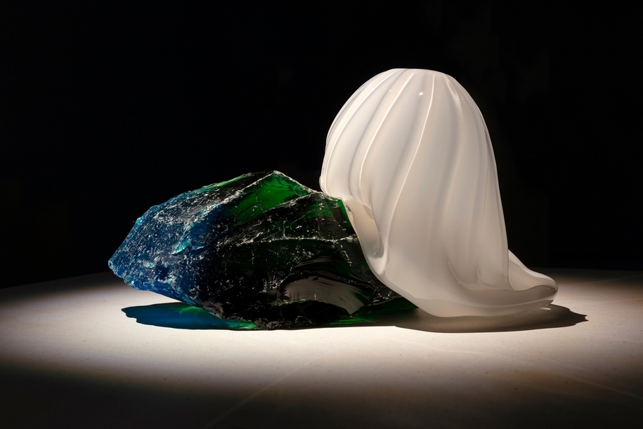 瑞秋．羅絲，《第15個出生》（Fifteenth Born），石頭與玻璃，15.9 × 24.4 × 20.6 cm，2019。（攝影／Andrea Rossetti，© Andrea Rossetti / Lafayette Anticipations, Paris）