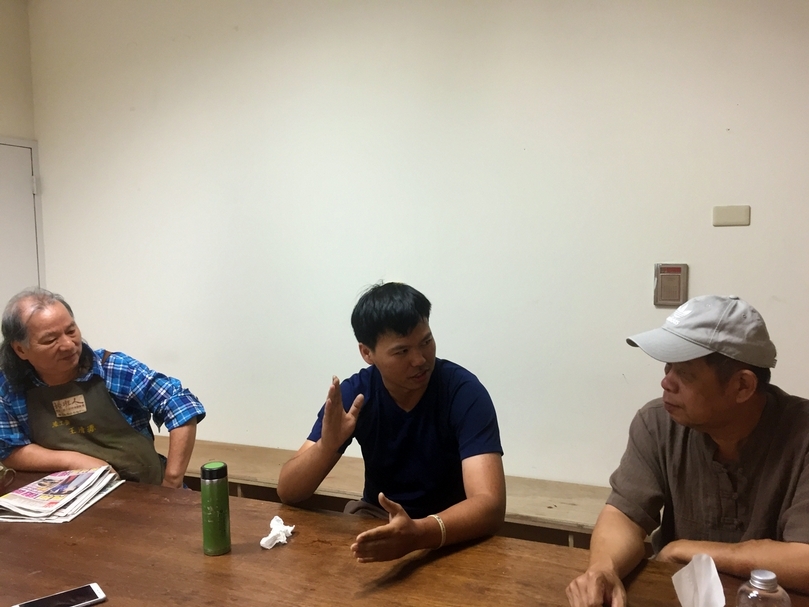 漆工藝師王清源（左）、錫工藝師李瑋（中）與竹編工藝師劉興澤（右）。（羅又睿提供）
