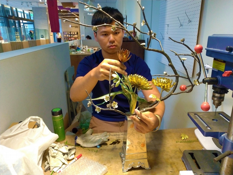 李瑋善用各式金屬工藝的工具與技術，讓自己的創作作品呈現更多元的樣貌。（羅又睿提供）