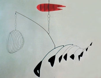 柯爾達﹝Alexander Calder﹞ 《捕龍蝦器和魚尾》﹝Lobster Trap and Fish TailLobster Trap and Fish Tail﹞，1939 259×289.6 cm，鋼絲‧鋁片，紐約現代美術館（圖片來源：http://vr.theatre.ntu.edu.tw/）