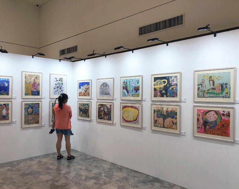 這次的巡迴畫展包括「第19屆新光三越兒童畫展」和「第50屆日本世界兒童畫展」，歡迎來欣賞孩子筆下的世界！