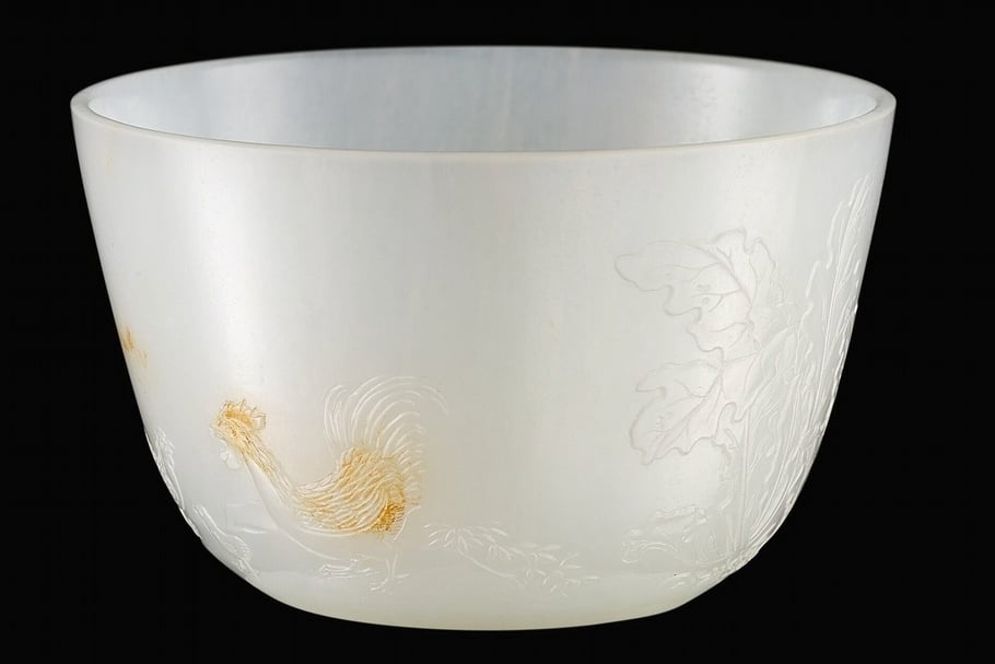 清乾隆〈玉雞缸盃〉（編號124），估價1000萬至1500萬港元，成交價1217萬5000港元。（香港蘇富比）