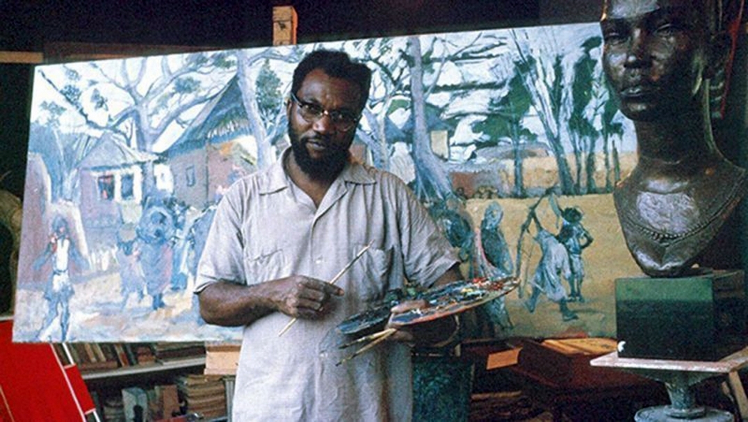 班．恩翁武於工作室之樣貌。（©https://nairametrics.com/2019/08/09/ben-enwonwus-long-forgotten-artwork-found-to-be-sold-for-n72-7m/）