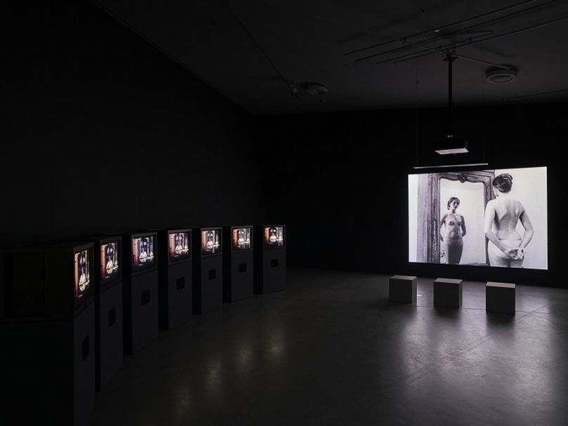 香妲・艾克曼,《在鏡中》,單頻道錄像裝置,4分45秒,2007。(攝影/Studio Hans Wilschut,荷蘭國家電影博物館提供)