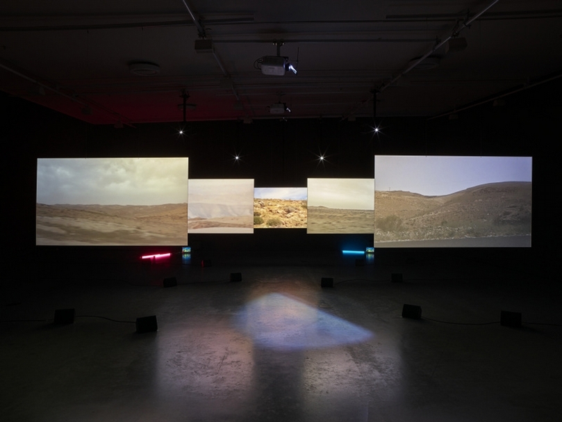 香妲・艾克曼,《此刻》,多頻道錄像裝置,41分46秒,2015。(攝影/Studio Hans Wilschut,荷蘭國家電影博物館提供)