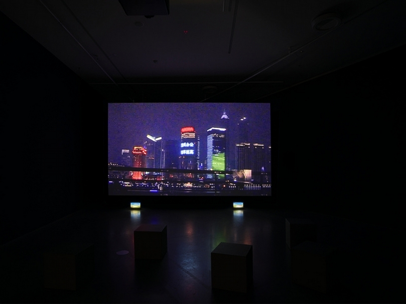 香妲・艾克曼,《暮色降臨夜上海》,單頻道錄像裝置,14分鐘,2009。(攝影/Studio Hans Wilschut,荷蘭國家電影博物館提供)