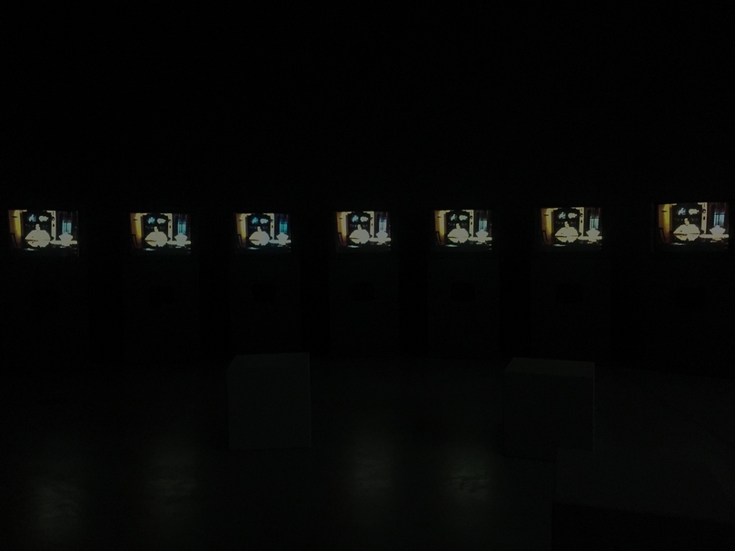 香妲・艾克曼,《殺人後的女人正坐著》,七頻道錄像裝置,5分38秒,2001。(攝影/謝以萱)