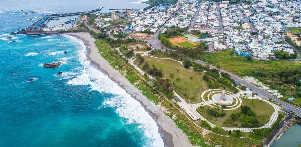 駐地地點─成功濱海公園│沿成功濱海公園鄰近三仙台，位於成功新港漁港的東北方，是當地居民散步、騎單車的好地方，也是單車族騎車遊東海岸休息的中繼站。成功濱海公園串聯了三仙台、新港漁港、成功海洋環境教室、台東海洋夢想館與比西里岸等景點，並結合賞鯨、環境教育、生態及部落深度導覽、自行車運動、迎曙光、草地音樂會等多樣遊憩活動。(臺東縣成功鎮民富路)