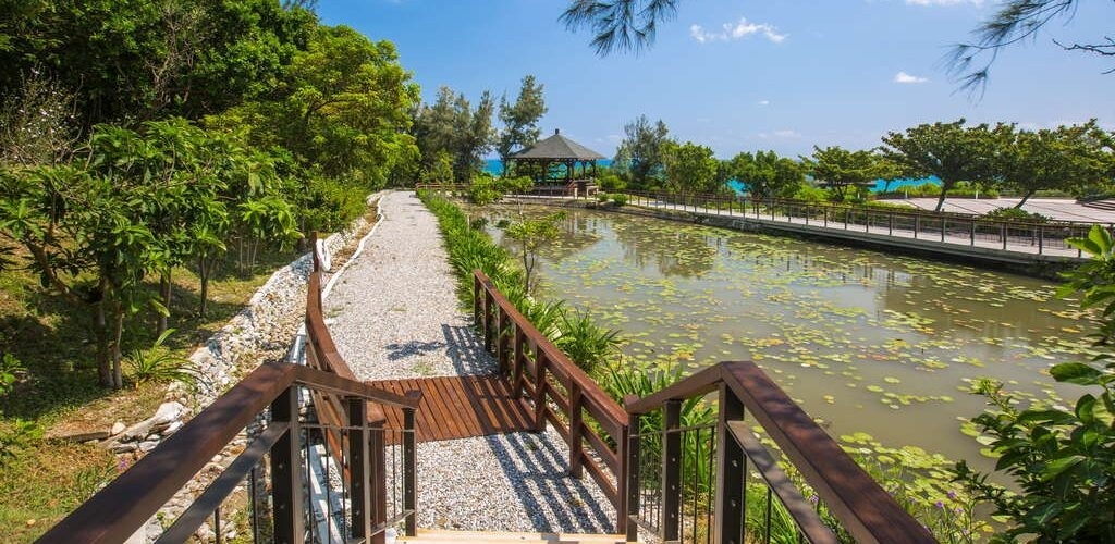 駐地地點─花蓮遊客中心│面向遼闊太平洋的花蓮遊客中心，擁有絕佳的視野，讓人能夠遠眺一望無際的蔚藍海洋，享受這番眼前的無敵海景，每到4-5月時，在遊客中心旁的水塘山坡開滿了鐵砲百合，沿著周邊景觀步道，縱覽花海在微風中搖曳波動，如畫般的景致令人相當陶醉。 由遊客中心往北可到海岸山脈北界所在的嶺頂岬，在此可一覽花蓮溪與太平洋交會，所激起的「洄瀾」美景，因此花蓮港昔日又名「洄瀾港」。(花蓮縣壽豐鄉鹽寮村大坑5號)