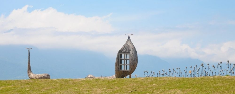 駐地地點─加路蘭遊憩區│加路蘭遊憩區以地層翻轉著稱，位於省道台11線157.7公里處，也就是在著名的小野柳風景區北側，面積3.2公頃，加路蘭社是台東縣台東市著名的阿美族部落，阿美族語稱為「kararuan」，是wawan的分社。最初wawan社的人每日在部落附近的溪裏洗頭，阿美族語karon(洗頭)加上an(場所)，拼起來就是「kararuan」(族人洗頭的地方)。內政部統一譯音為「jialulan」，翻譯成漢文就是加路蘭。在阿美語中的意思是指洗頭髮的地方，因為附近小溪富含黏地礦物質，洗髮後自然