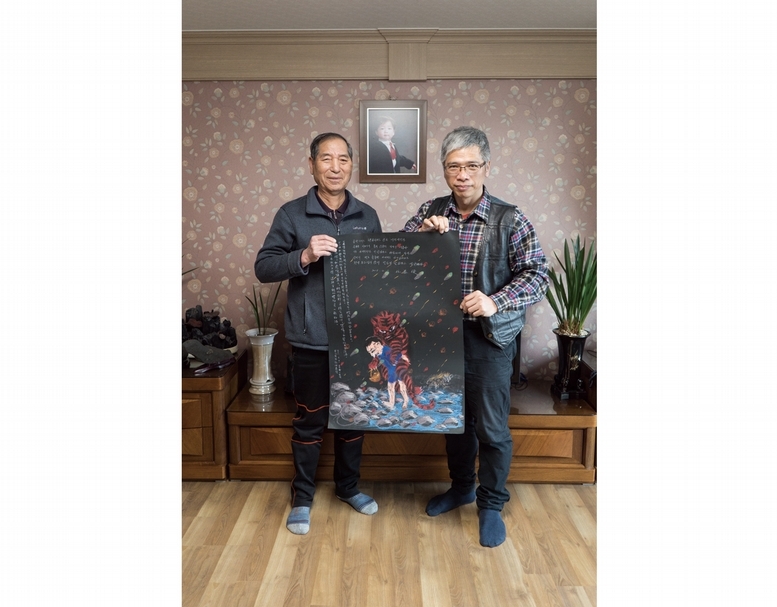侯俊明（右）2018年受立方邀請於首爾駐地，創作〈亞洲人的父親（首爾篇）〉，作品於「現實秘境」國際展中展出。（侯俊明提供）
