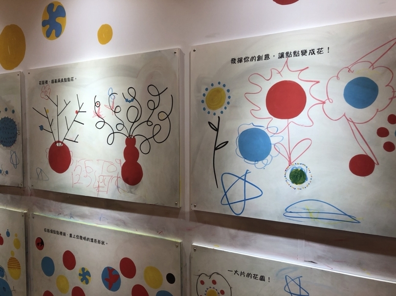 將《點點愛塗鴉》頁面製做成大畫板，小朋友們在展場中就能發揮想像力，盡情地享受畫畫的樂趣。